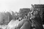 London children sunbathing on top of one of the four lion statues / Лондонские дети, загорающие на одной из четырех статуй льва