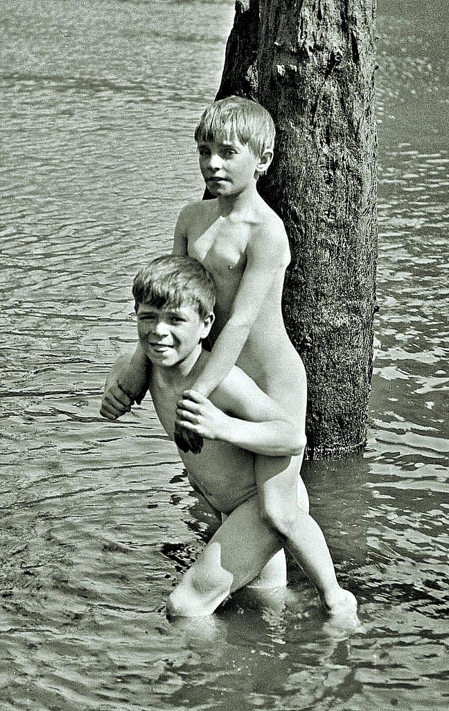 Unidentified children swimming (Неизвестные купающиеся дети), 1934