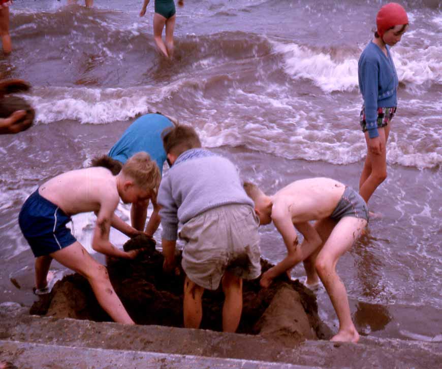 Sand hole (Яма в песке), 1966