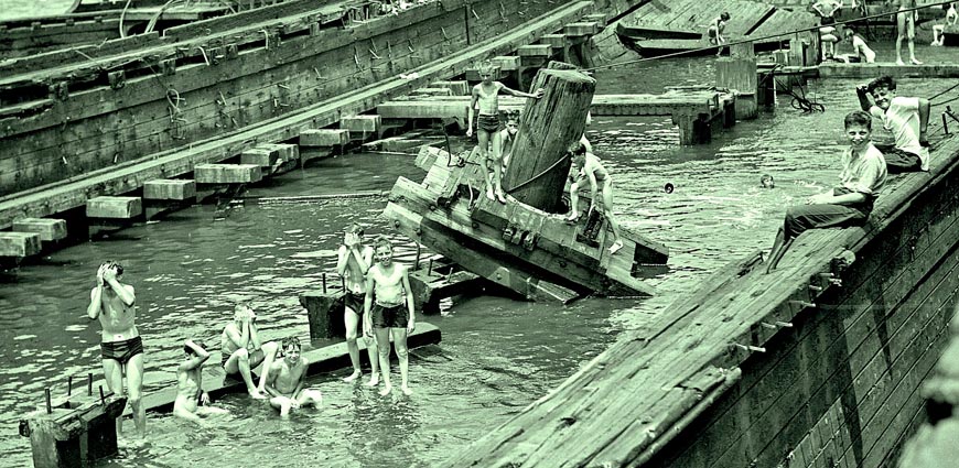 Kids swimming in Old Hulk near Chelsea Creek (Дети, купающиеся в Олд Халк близ Челси Крик), 1930s