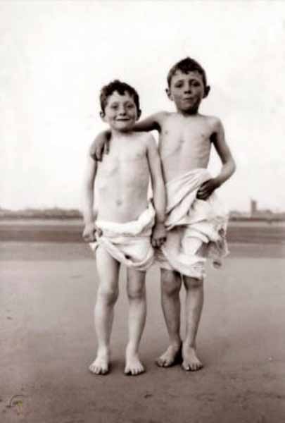 Two naked young boys on the beach (Два нагих мальчика на пляже), c.1910