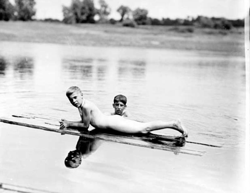 Boys 'skinny-dipping at a swimming hole (Мальчики, купающиеся голышом в пруду), 1938