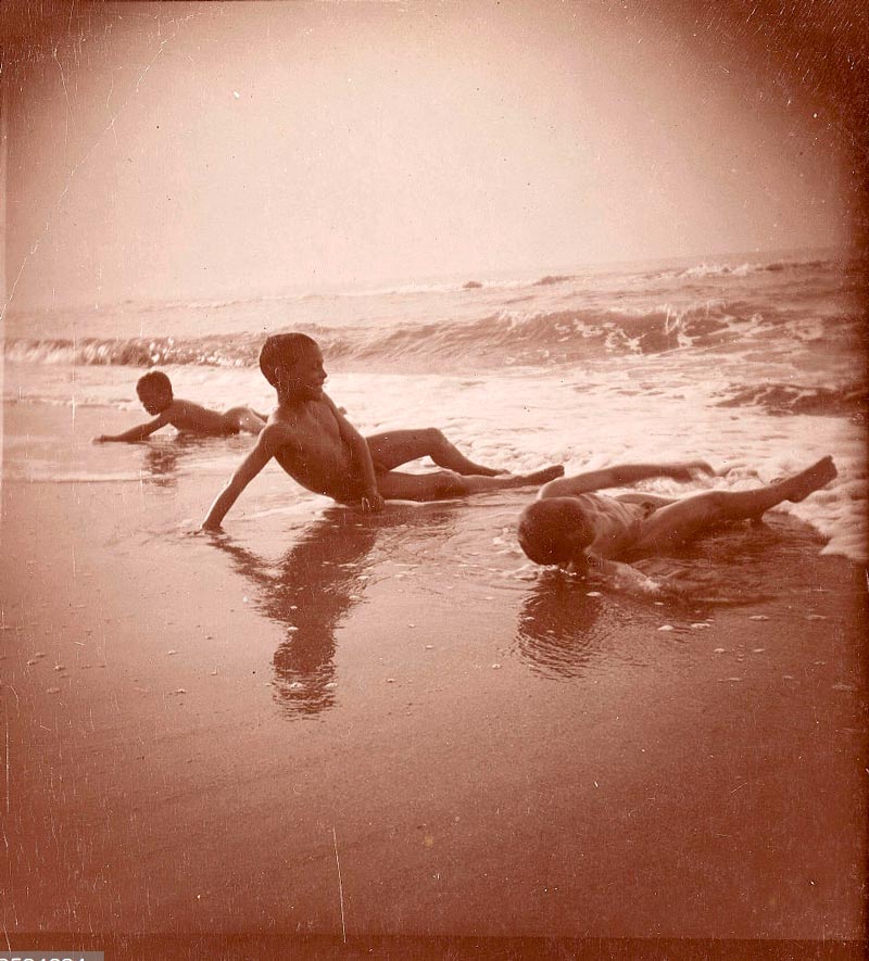 Children Playing in Surf (Дети, играющие в прибое), early XX 