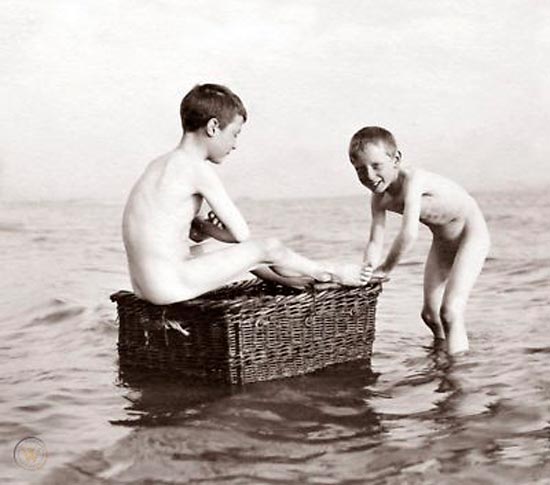 Naked boys afloat in wicker basket (Нагие мальчики с плетённой корзиной)