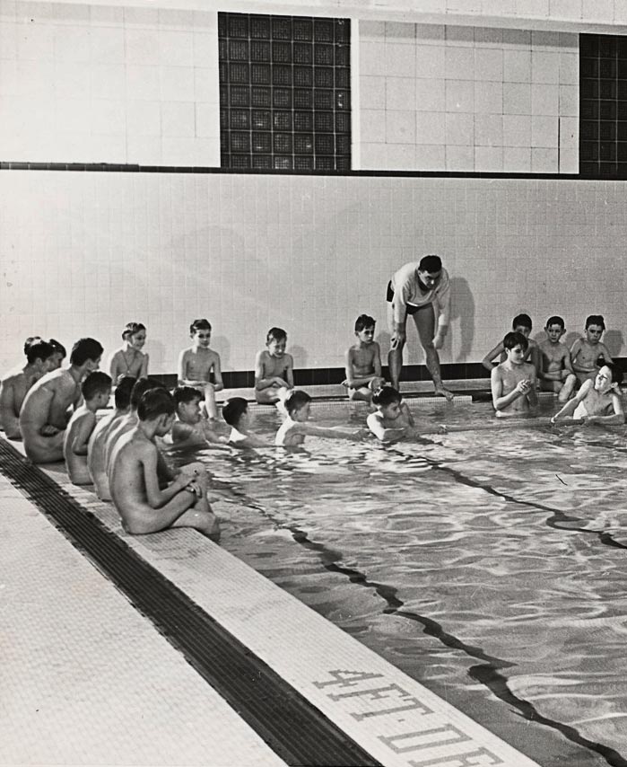 Swimming lesson at the YMCA (Урок плавания в ИМКА)