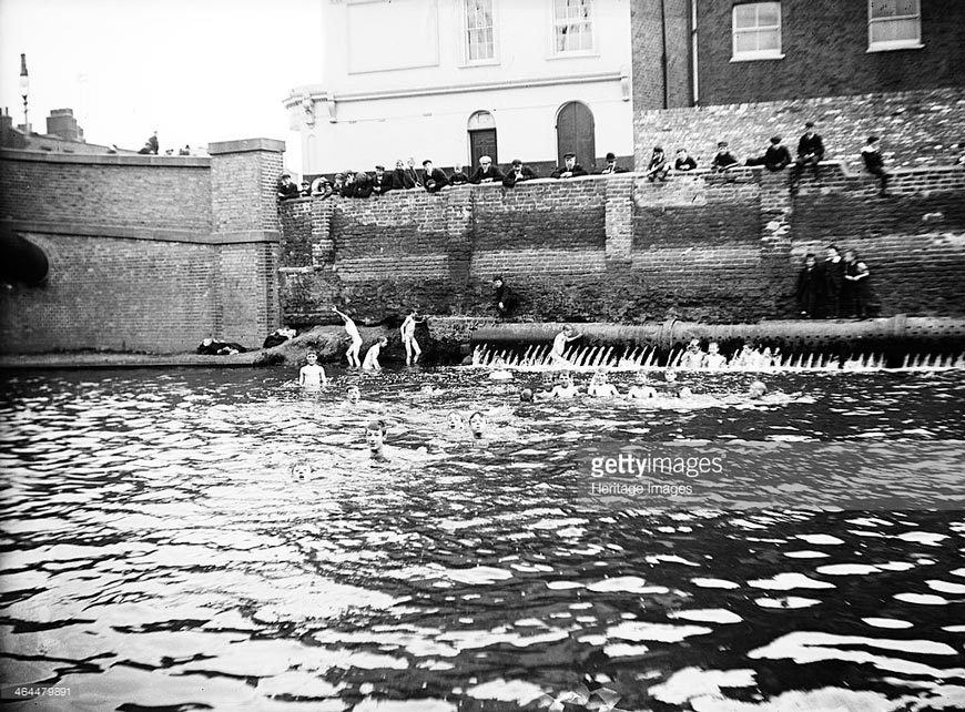 Boys bathing in a sluice (Мальчишки, купающиеся в шлюзе), c.1905