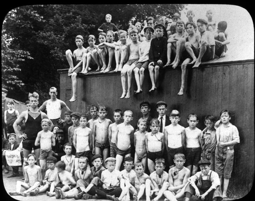 Group at North End Municipal Swimming Pool (Группа у Северного конца Муниципального плавательного пруда), 1905-1910