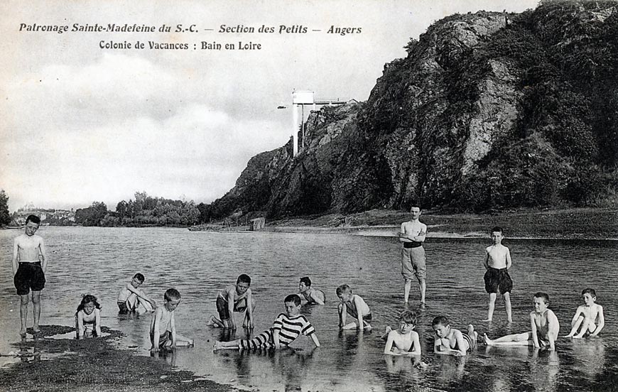 Patronnage Ste-Madelaine Angers - Colonie de vacances - Sections des Petits - Bain en Loire (Патронаж Сен-Мадлен Анже. Летний лагерь. Детская секция. Купание в Луаре)