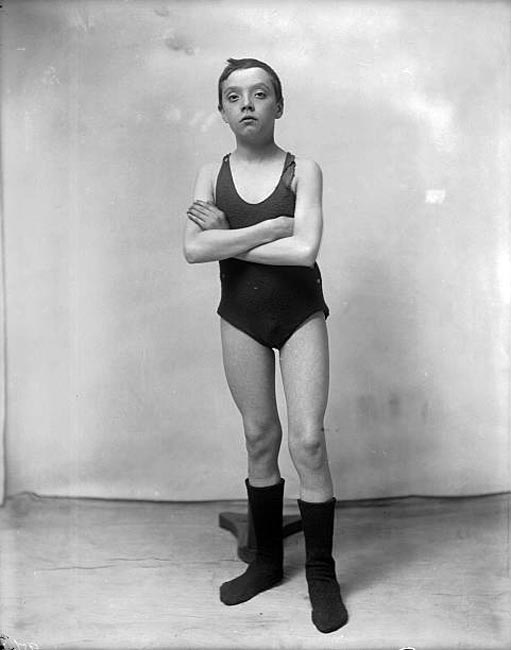 The champion boy swimmer of England, David Billington (Чемпион Англии по плаванию Дэвид Биллингтон), c.1905