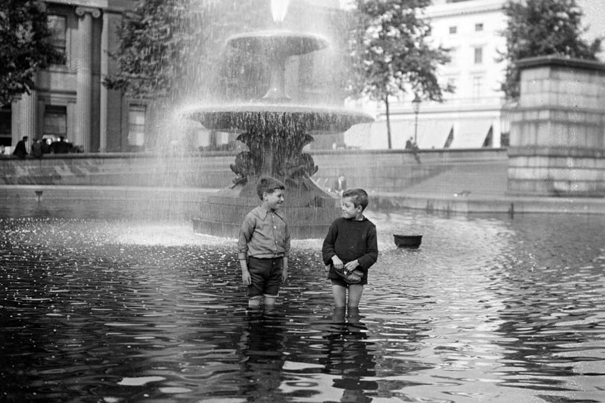 Schoolboys bath in the fountain (Школьники, купающиеся в фонтане), August 1919