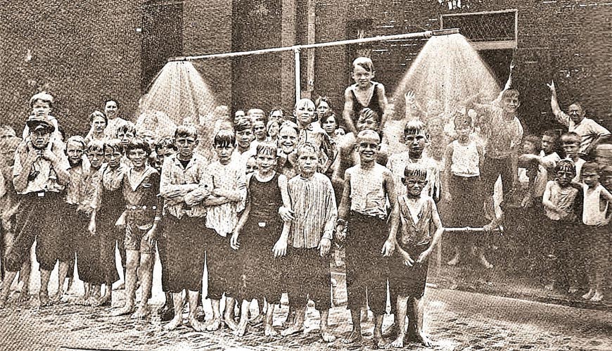 Baltimore city operates 3 street shower baths in the city during the summer for the children (Летом в Балтиморе работают 3 уличных душа для детей), 1922