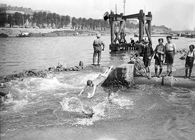 Children playing in the river Seine during a heatwave (Дети играют в Сене во время сильной жары), Sept.1929