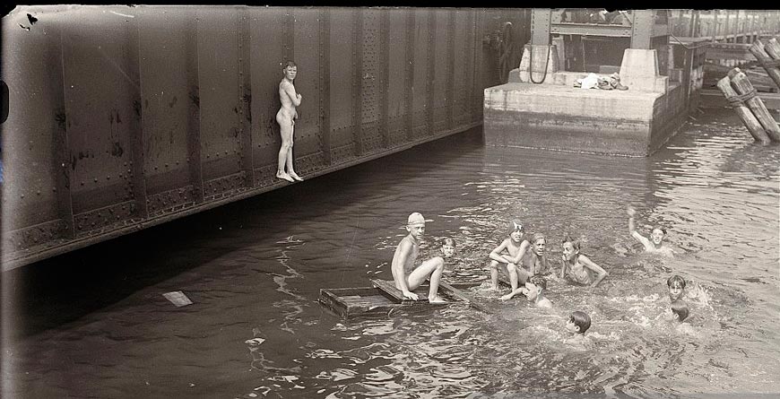 Boys swimming in the East River at the foot od 6th Street (Мальчики купаются в Ист-Ривер у подножия 6-й улицы), 23 July 1930