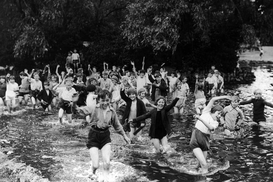 Children splashing about in the pond (Дети, плещущиеся в пруду), July 1930