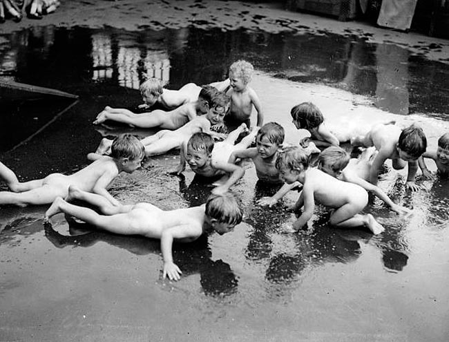 Little inamtes of a children's home in London basking on the roof of the home during a great heat-wave (Маленькие воспитанники детского дома в Лондоне наслаждаются на крыше дома во время сильной жары), July 1930