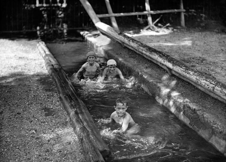 River in the Bois de Boulogne-obstacle on a horse trail (Река в Булонском лесу - препятствие на конной тропе), 1932