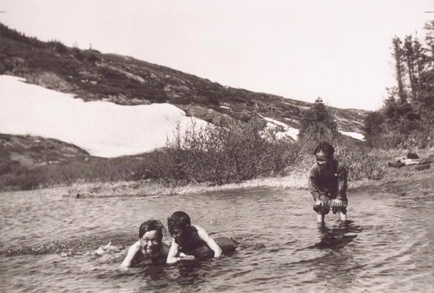 Hopedale boys bathing (Купающиеся мальчики из Хопдейла)