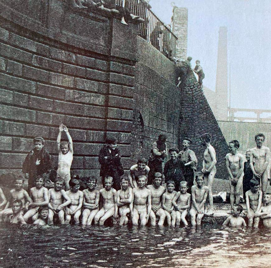 Boys bathing in the Leeds & Liverpool Canal by the Burlington Street bridge (Мальчики купаются в Лидс-Ливерпульском канале у моста на Берлингтон-стрит), c.1890