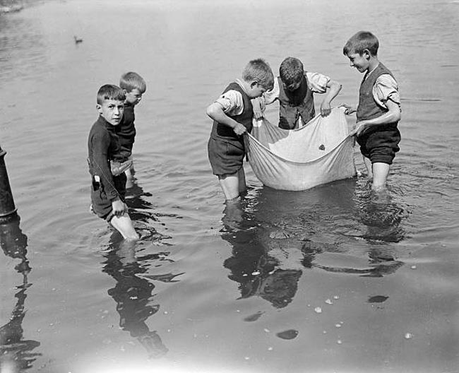 Schoolboys bath in the fountain at Trafalgar Square during a heatwave (Школьники купаются в фонтане на Трафальгарской площади во время зноя), August 1919