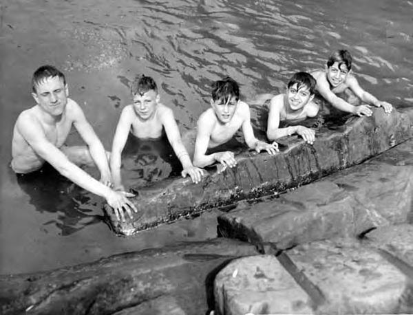 Boys Swimming at Gordon Park Beach (Мальчики, купающиеся на пляже Гордон Парк), 1946