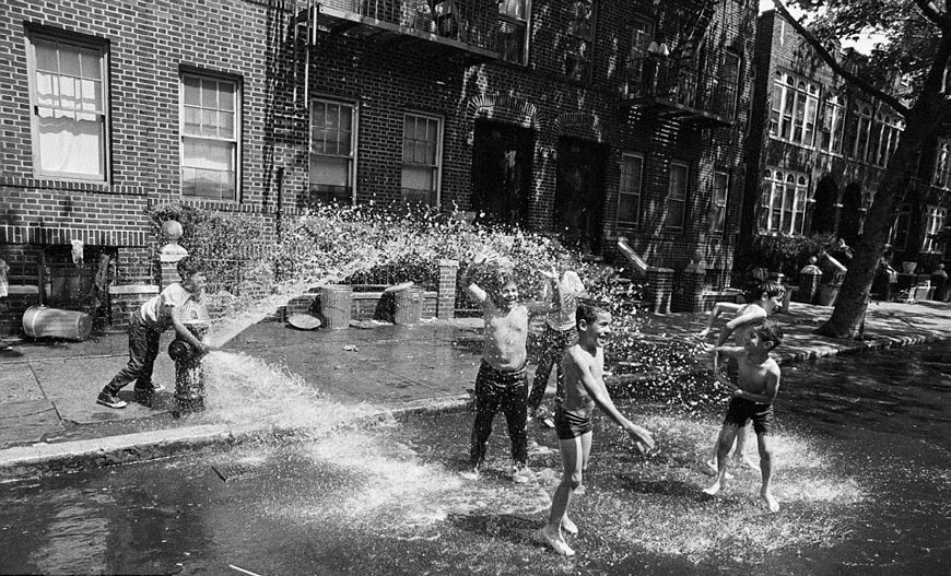 Children cooled off with a water hydrant (Дети охлаждаются под гидрантом), 1971