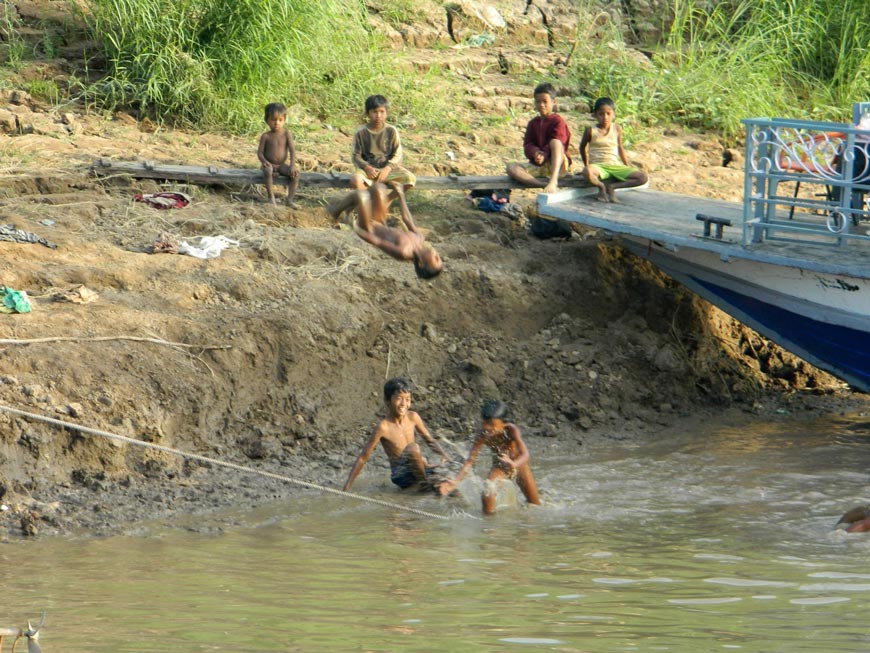 Boys were playing in the mud, swimming (Мальчишки, играющие в грязи, купающиеся), 2012