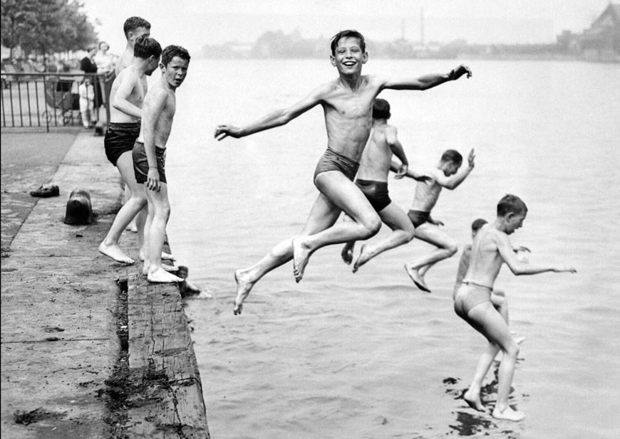 Boys while diving from East River Dock (Мальчики во время ныряния в доках Ист-Ривер), June 1948 