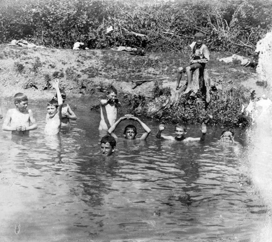 Boys swimming (Плавающие мальчики)