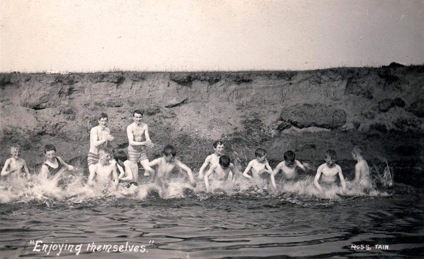 Groups of boys bathing at 'Big Boys Hole' (Группы мальчиков купаются в «Большом мальчишеском пруду»)