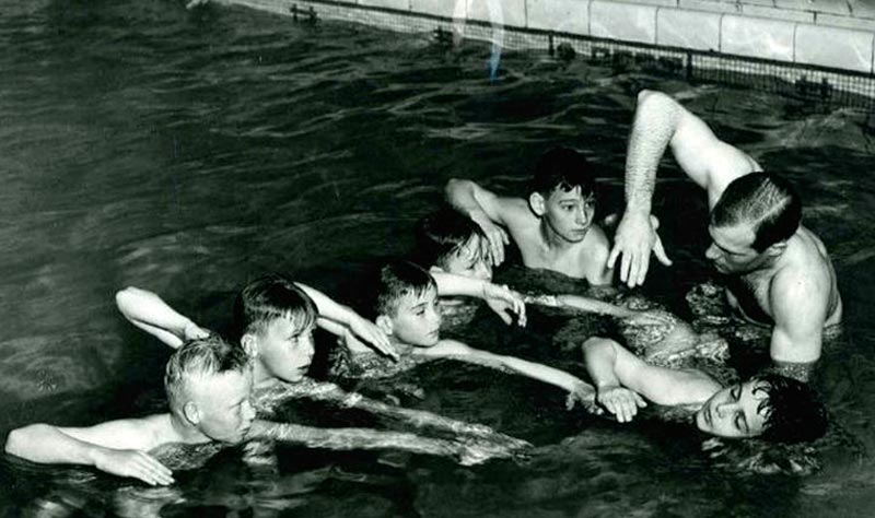 Swimming lesson; YMCA (Урок плавания, ИМКА)