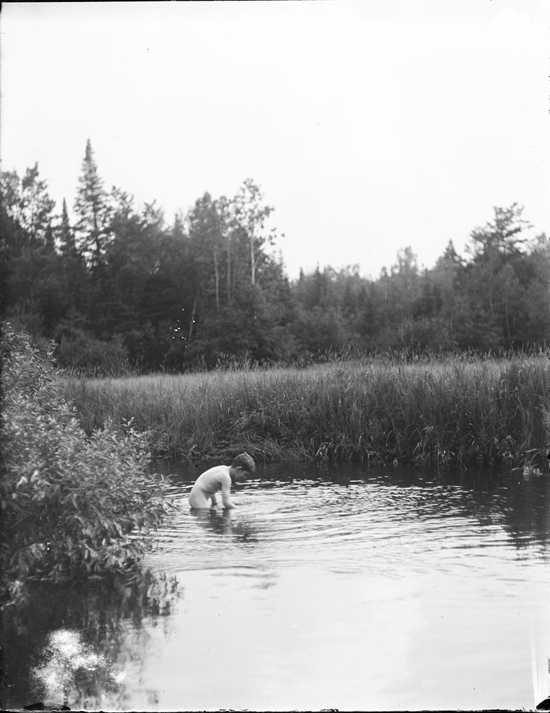 Young boy skinny dipping (Мальчик, купающийся голышом)