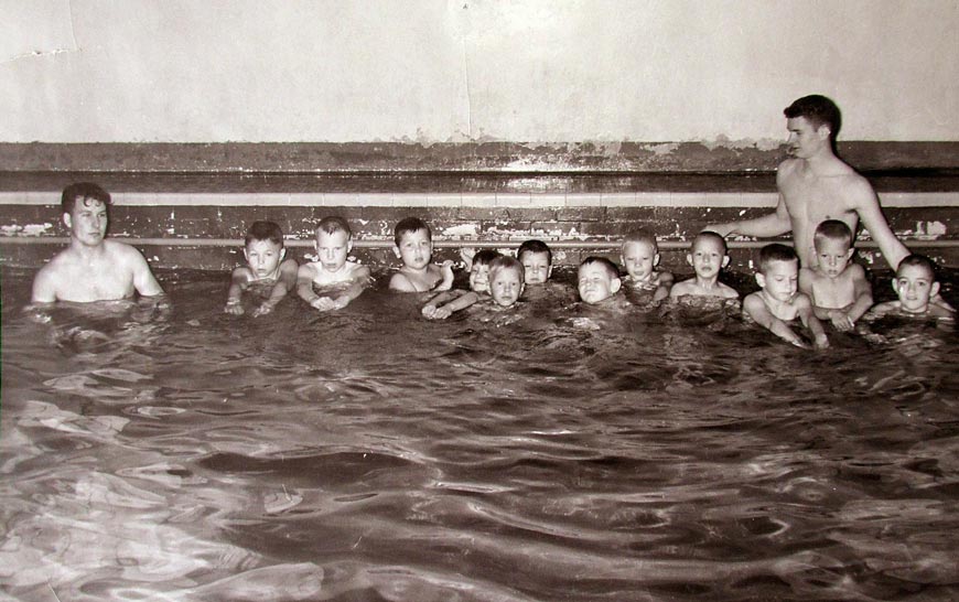 YMCA. Boys in swimming pool (ИМКА. Мальчики в бассейне)