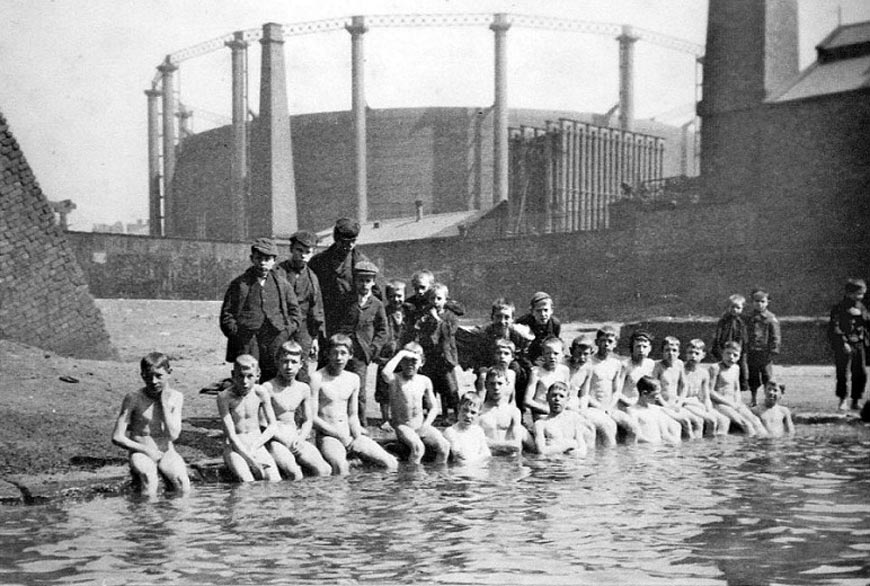 Bathing in Leeds & Liverpool Canal (Купание в канале Лидс-Ливерпуль), c.1890