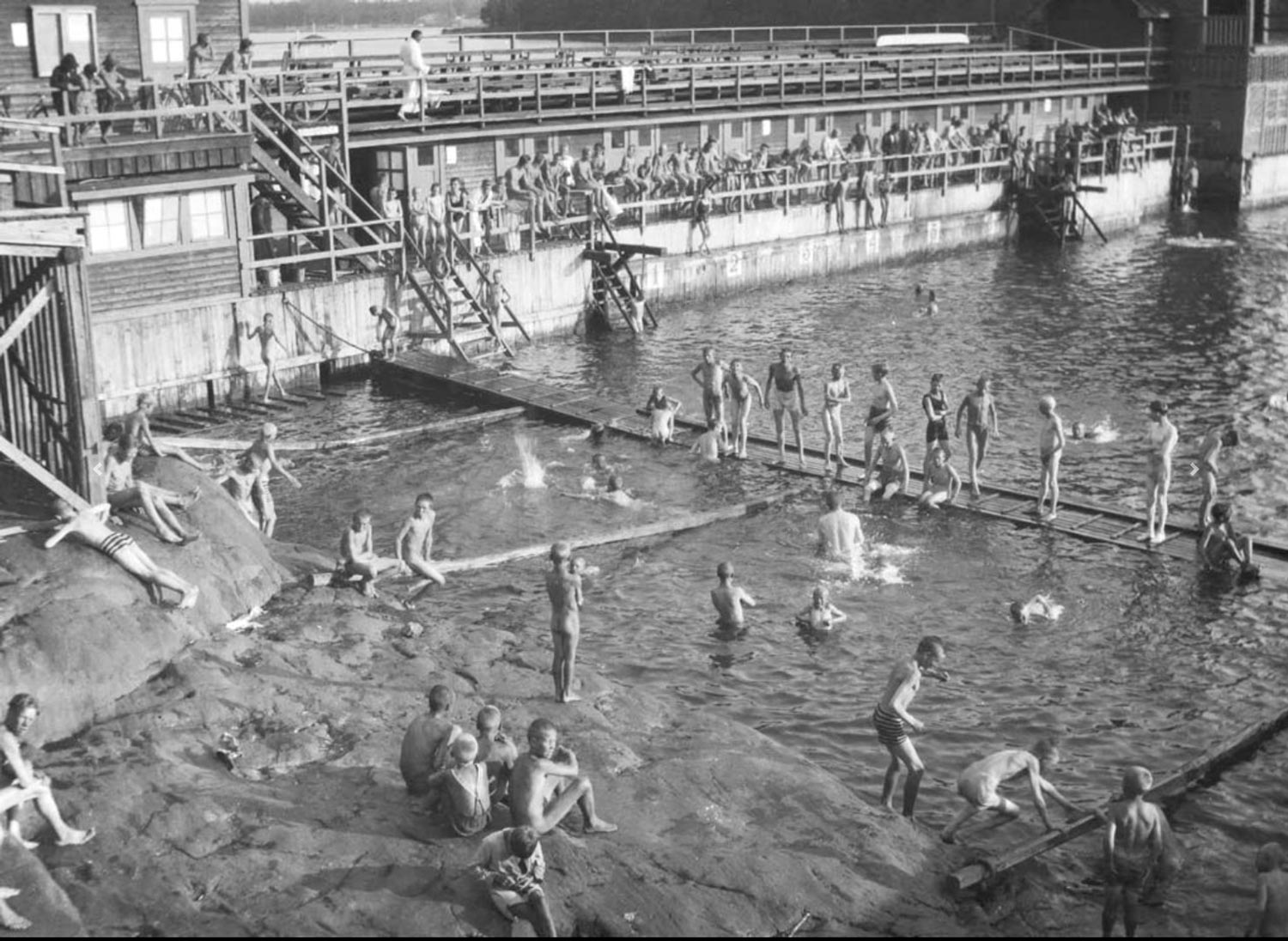 Outdoor bathing facility (Купание на открытом воздухе), 1920