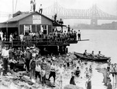 Swimming in East River / Плавание в Ист-Ривер