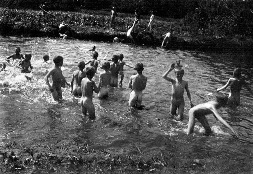 На речке. Кировский районный пионерский лагерь у посёлка Суйда (On the river. Kirov regional pioneer camp near the village of Suyda), 1934