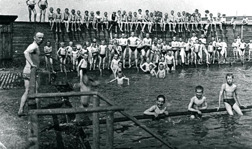 Öffentliches Volksbad am Teich des Gutsbesitzers Hörnig (Общественный бассейн у пруда помещика Хёрнига)