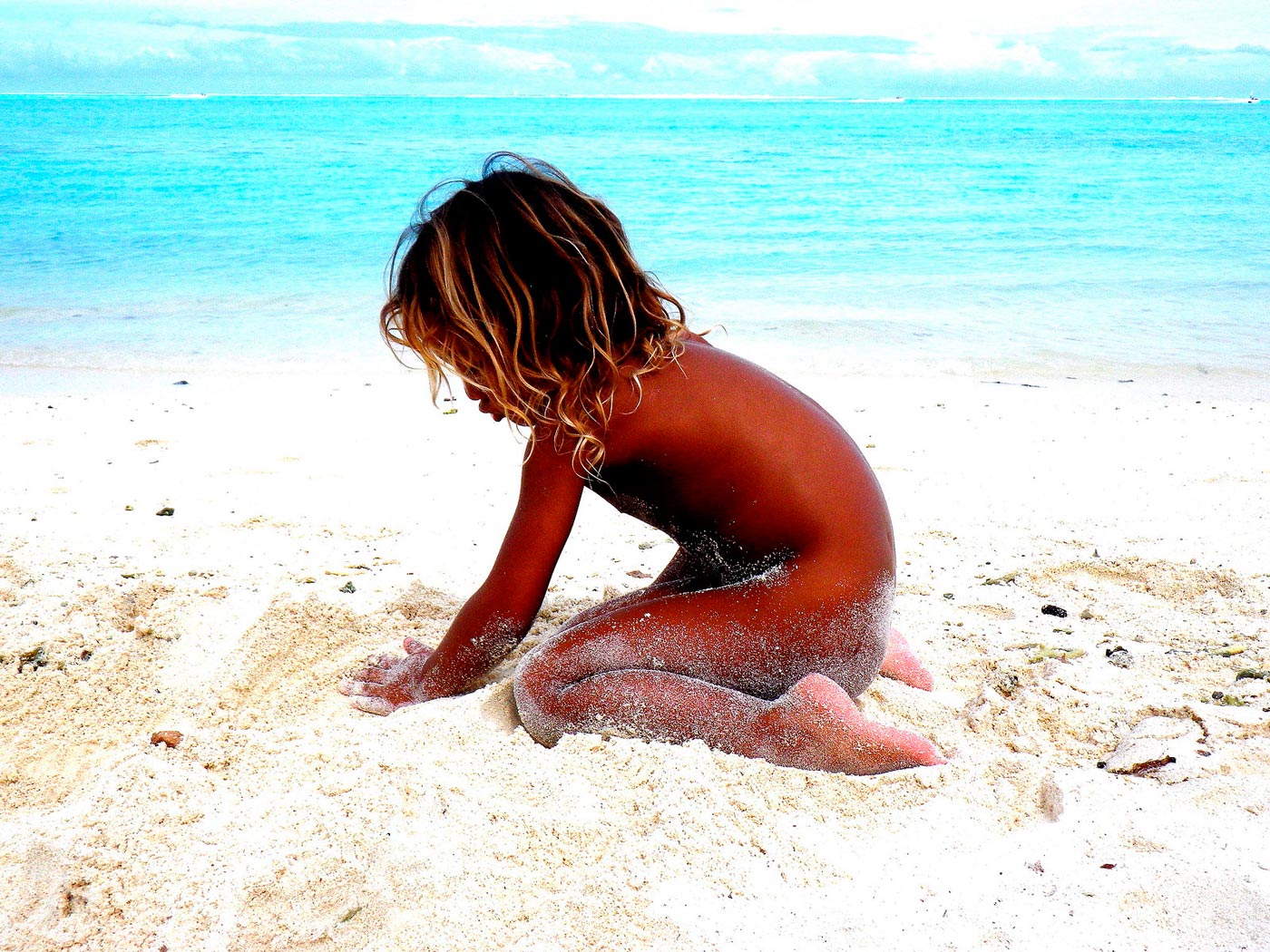 Naked little Polynesian boy was playing in the sand (Голый маленький полинезийский мальчик играет в песке), 2012