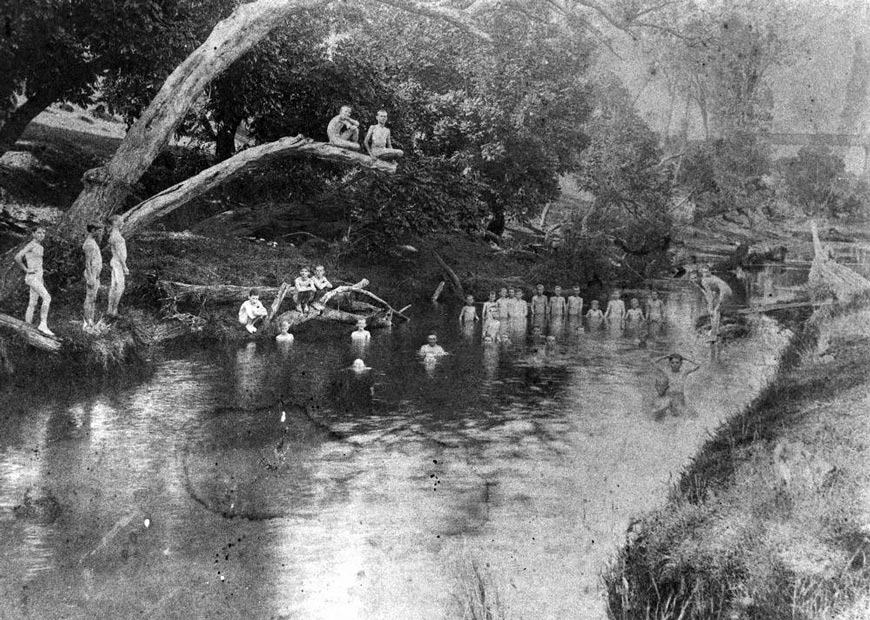 Group of boys swimming in the Lockyer creek at Gatton (Группа мальчиков купается в ручье Локьер в Гаттоне), 1890/1900s