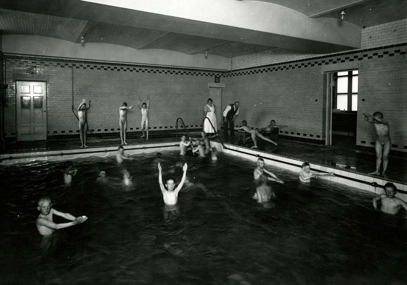 Man and woman swim instructors for boys (Мужчина и женщина - инструкторы по плаванию для мальчиков), 1902