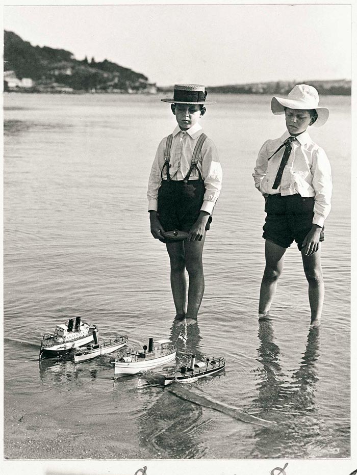 Denis Allen and Dundas Allen with their Fleet of Steamers (Денис Аллен и Дандас Аллен со своим пароходным флотом), 1903