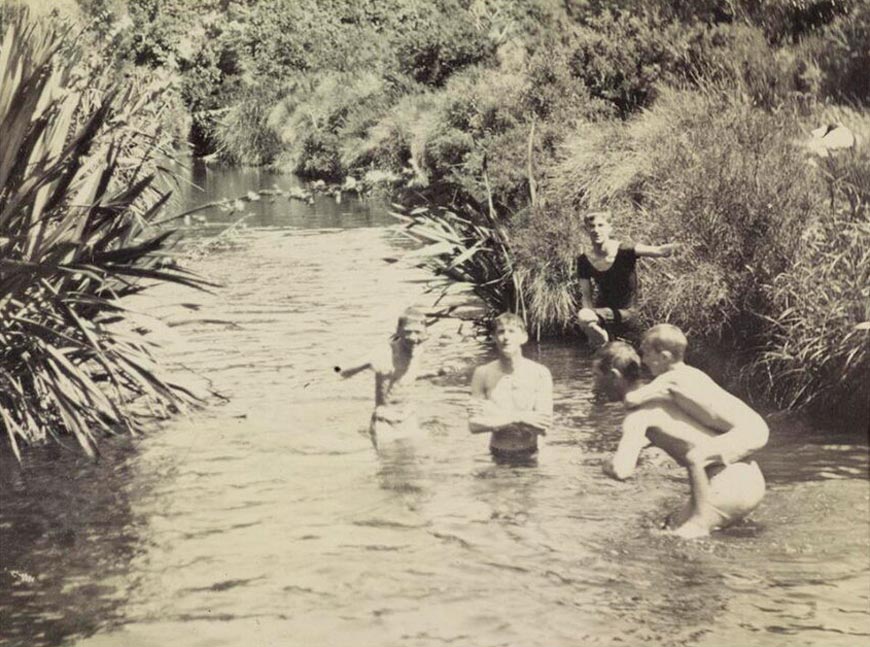 [Boys swimming / Купающиеся мальчишки], 1906-1910