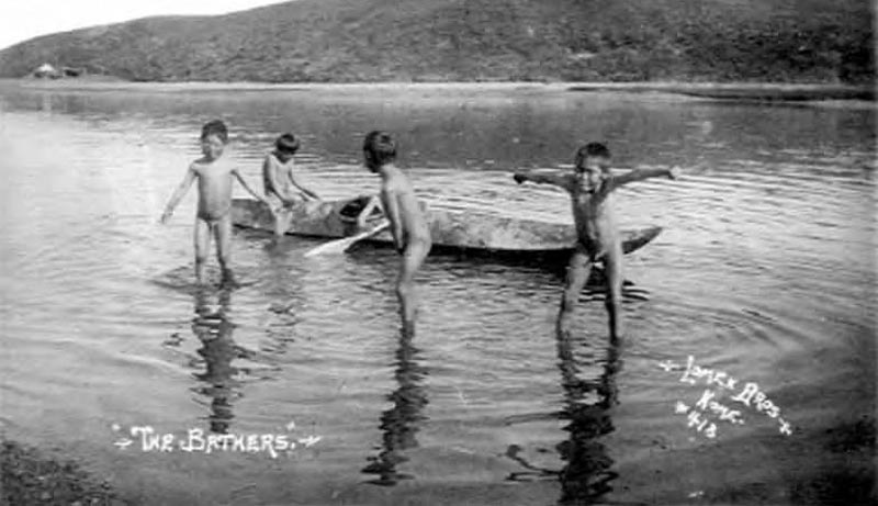 Four Eskimo boys playing in the water (Четверо мальчиков-эскимосов, играющих в воде), 1908-1915