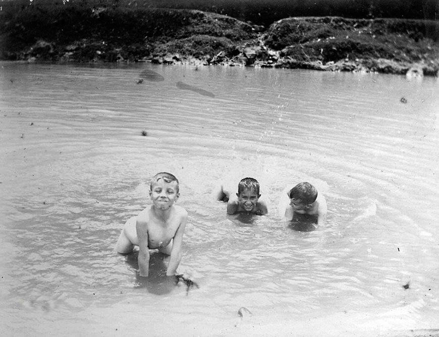 Potret anak-anak Eropa berenang di sungai (Портрет европейских детей, купающихся в реке), 1910