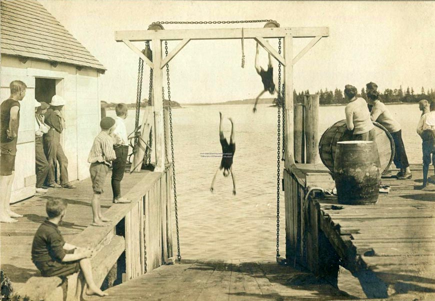 Swimming at the steamboat slip (Купание у пароходного причала), c.1910