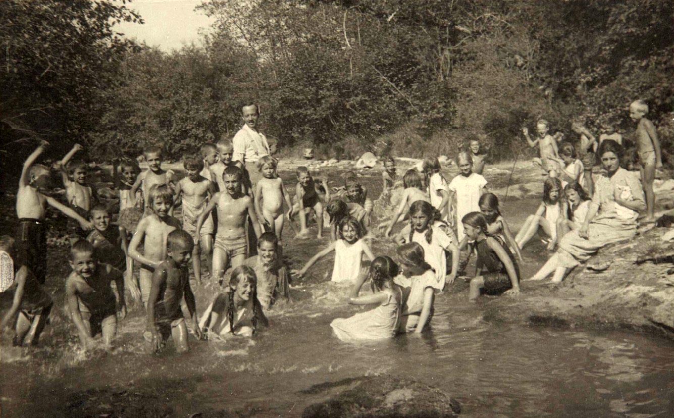 Allondon / colonie de vacances des Eaux-vives se baignant (Аллондон / Купание в летнем лагере О-Вив), août 1918