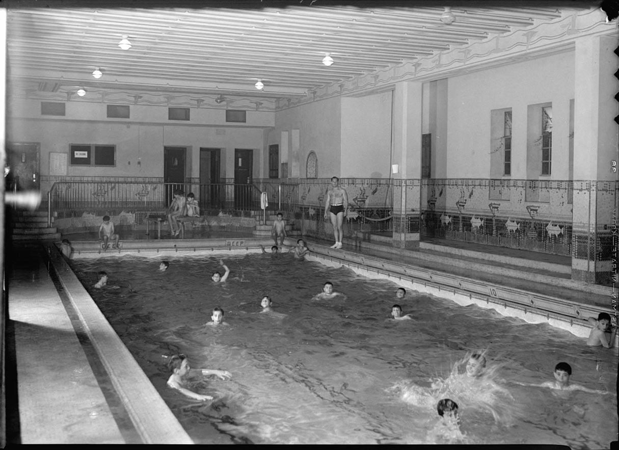 Jerusalem Y.M.C.A. activities. Swimming pool, boys' day (Деятельность Y.M.C.A. в Иерусалиме. Бассейн, день мальчиков), 1934-1939