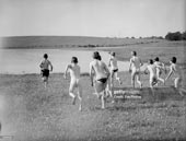 Youths strip naked and go for a swim / Раздевшаяся до гола молодёжь идёт купаться