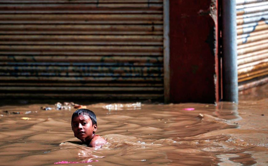 A boy swims in the flooded area near the bank of the overflowing Bagmati River following heavy rain (Мальчик плавает в затопленной зоне у берега разлившейся после сильного дождя реки Багмати), July 2024