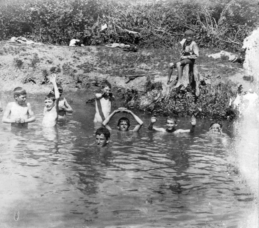 Boys swimming (Плавающие мальчишки) 